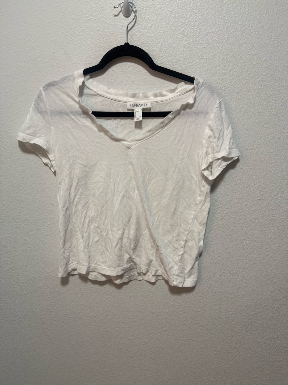 Forever 21 White Short Sleeve V-Neck Tee Size Small